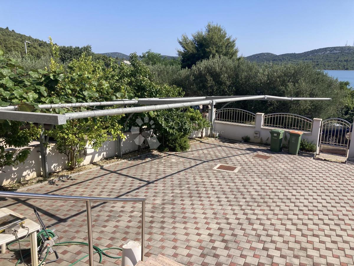 OCCASIONE - CASA CON APPARTAMENTI A PIROVAC, PRIMA FILA SUL MARE, 400m2