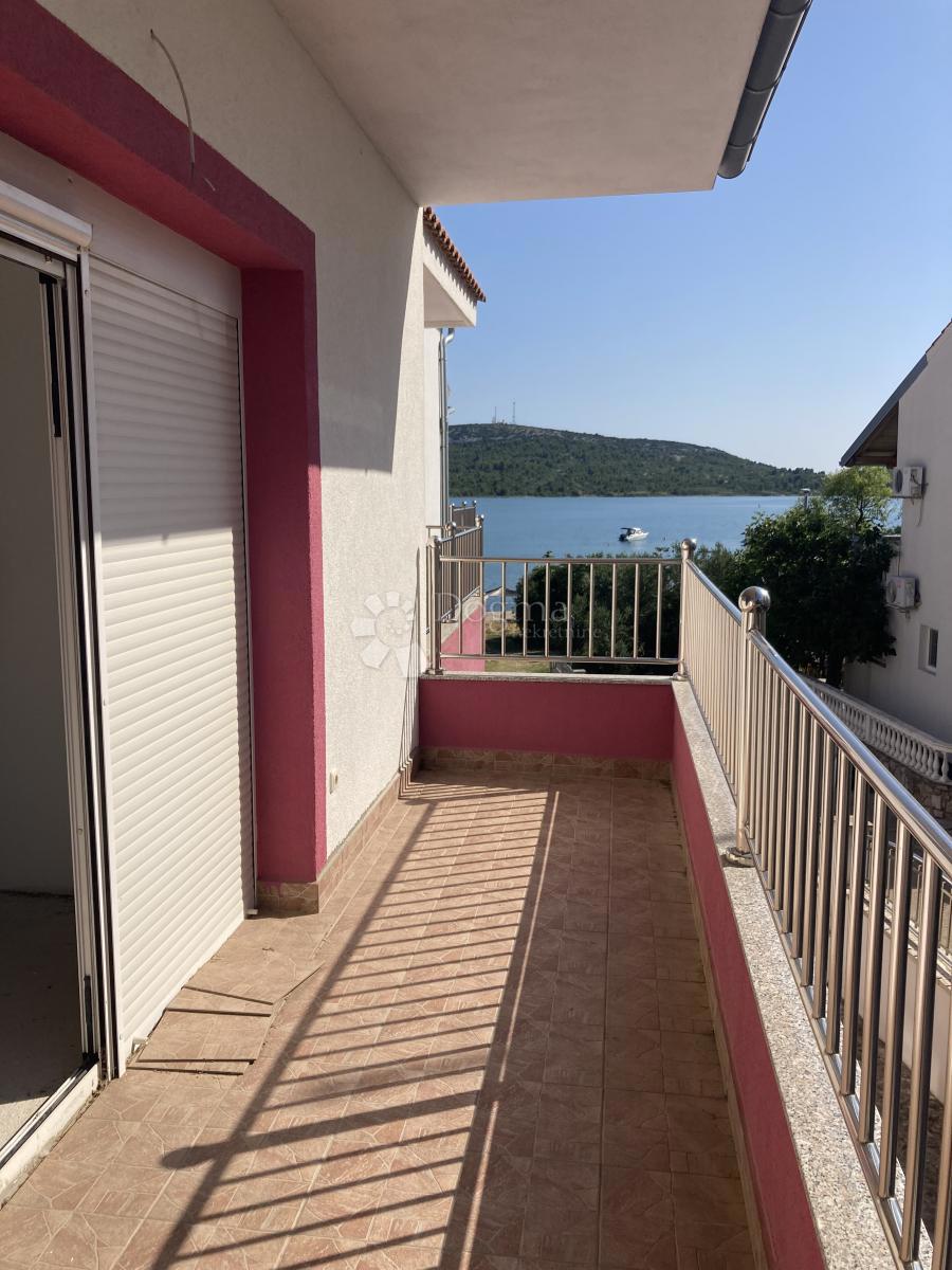 OCCASIONE - CASA CON APPARTAMENTI A PIROVAC, PRIMA FILA SUL MARE, 400m2