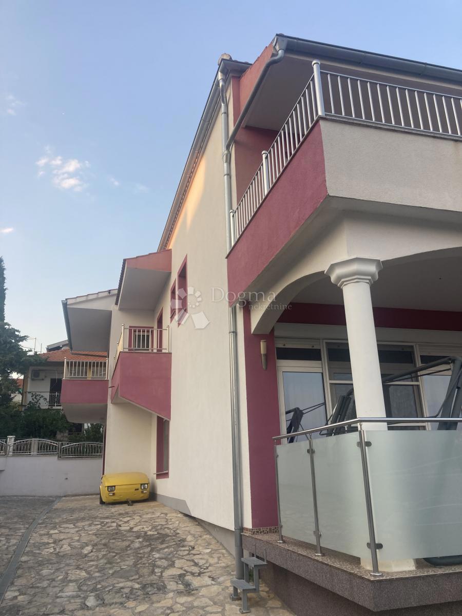 OCCASIONE - CASA CON APPARTAMENTI A PIROVAC, PRIMA FILA SUL MARE, 400m2