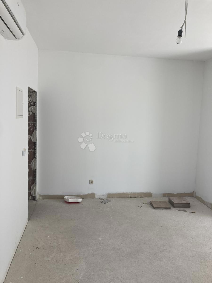 OCCASIONE - CASA CON APPARTAMENTI A PIROVAC, PRIMA FILA SUL MARE, 400m2