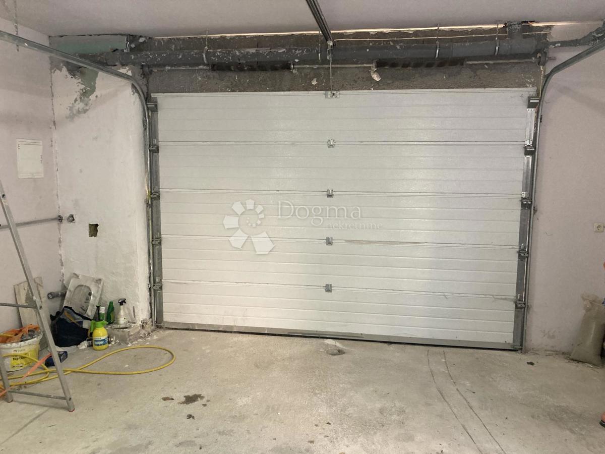 OCCASIONE - CASA CON APPARTAMENTI A PIROVAC, PRIMA FILA SUL MARE, 400m2