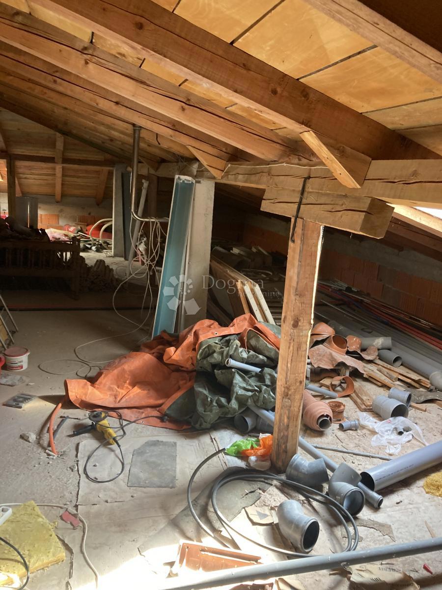 OCCASIONE - CASA CON APPARTAMENTI A PIROVAC, PRIMA FILA SUL MARE, 400m2