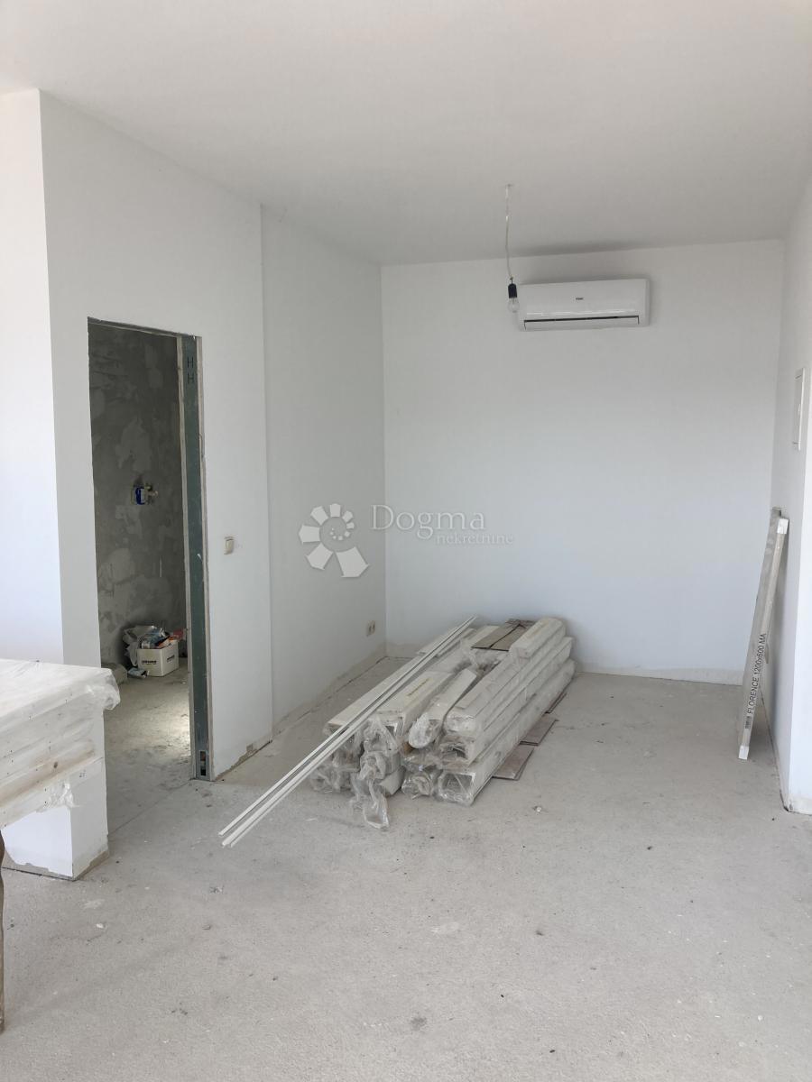 OCCASIONE - CASA CON APPARTAMENTI A PIROVAC, PRIMA FILA SUL MARE, 400m2