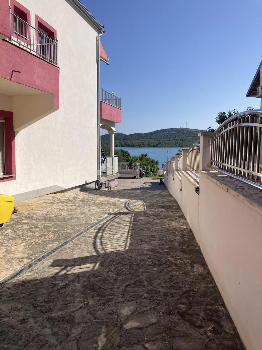 OCCASIONE - CASA CON APPARTAMENTI A PIROVAC, PRIMA FILA SUL MARE, 400m2