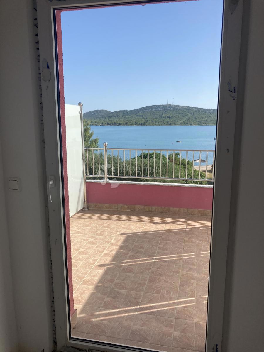 OCCASIONE - CASA CON APPARTAMENTI A PIROVAC, PRIMA FILA SUL MARE, 400m2