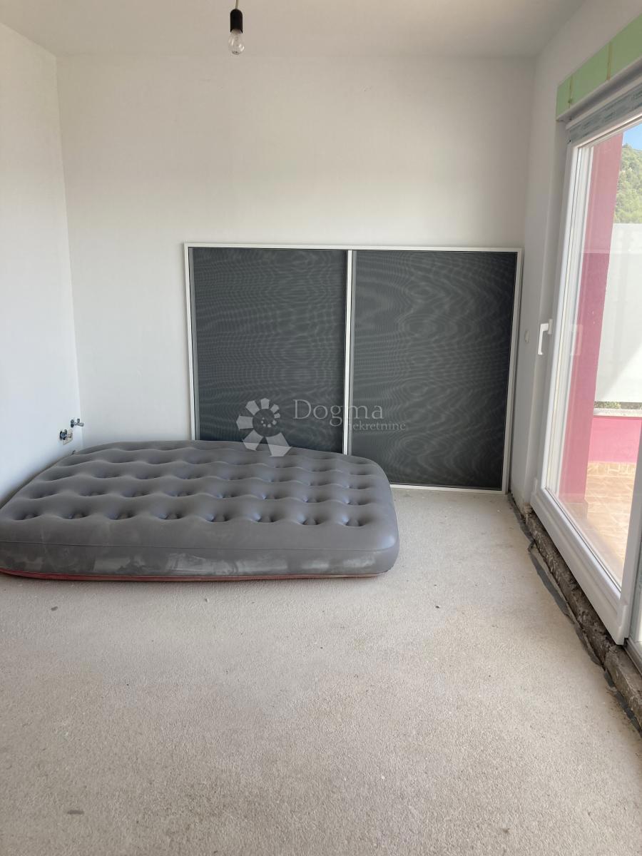 OCCASIONE - CASA CON APPARTAMENTI A PIROVAC, PRIMA FILA SUL MARE, 400m2