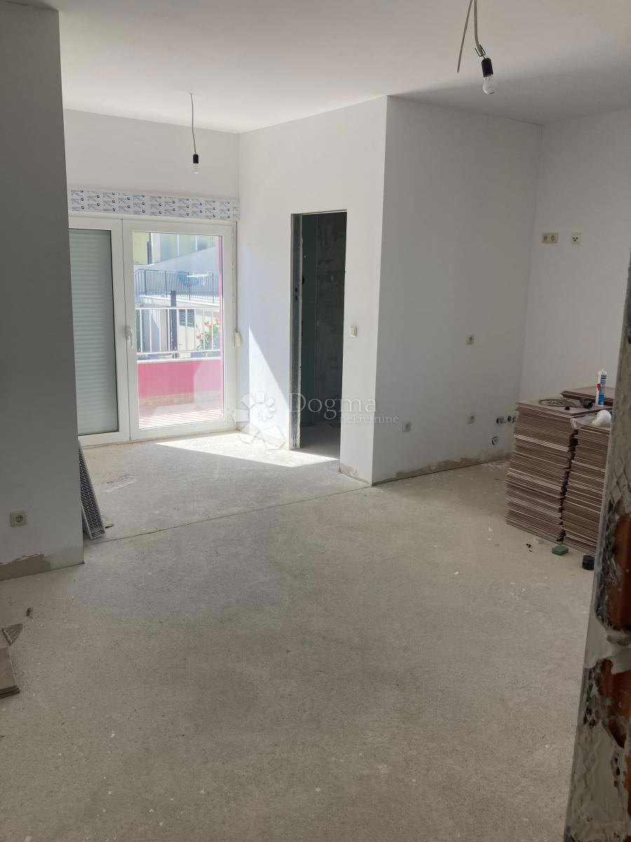 OCCASIONE - CASA CON APPARTAMENTI A PIROVAC, PRIMA FILA SUL MARE, 400m2