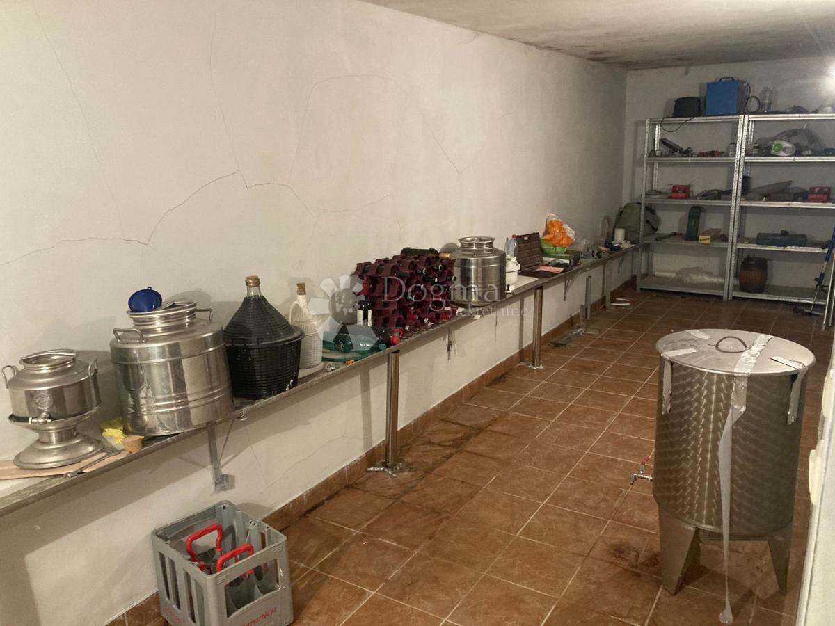 OCCASIONE - CASA CON APPARTAMENTI A PIROVAC, PRIMA FILA SUL MARE, 400m2