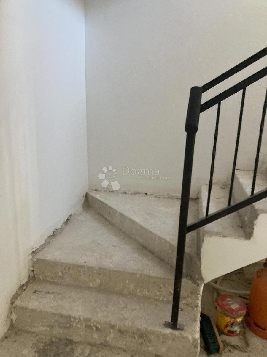 OCCASIONE - CASA CON APPARTAMENTI A PIROVAC, PRIMA FILA SUL MARE, 400m2