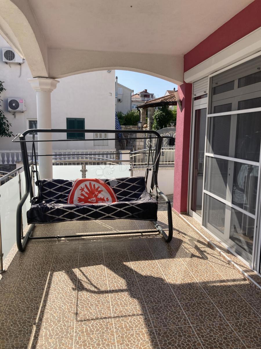 OCCASIONE - CASA CON APPARTAMENTI A PIROVAC, PRIMA FILA SUL MARE, 400m2