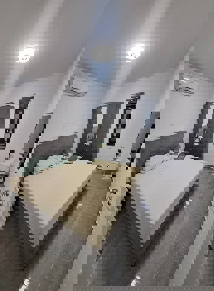 Piscina con ampio giardino: la perfezione negli appartamenti Nin