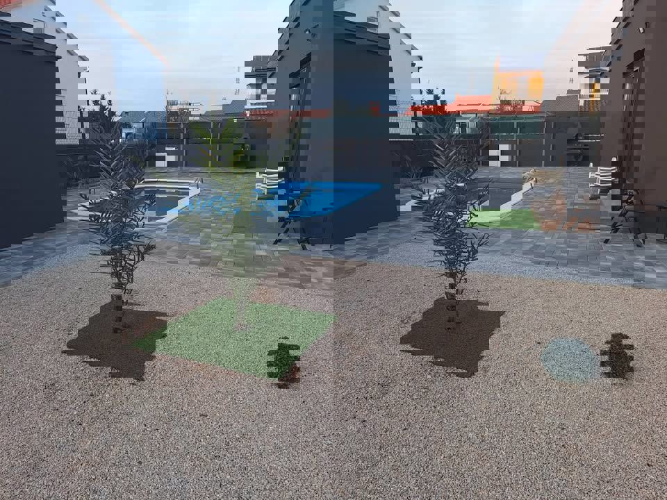 Piscina con ampio giardino: la perfezione negli appartamenti Nin