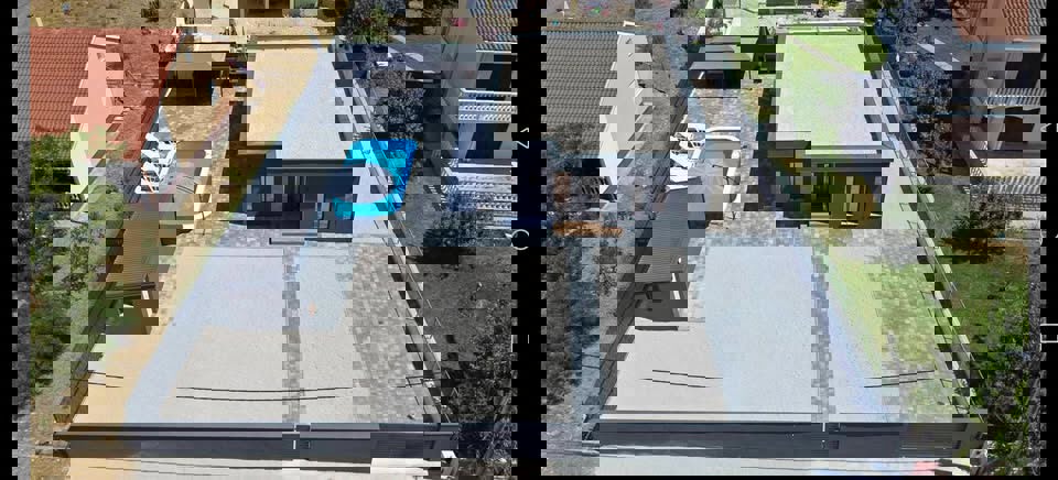 Piscina con ampio giardino: la perfezione negli appartamenti Nin