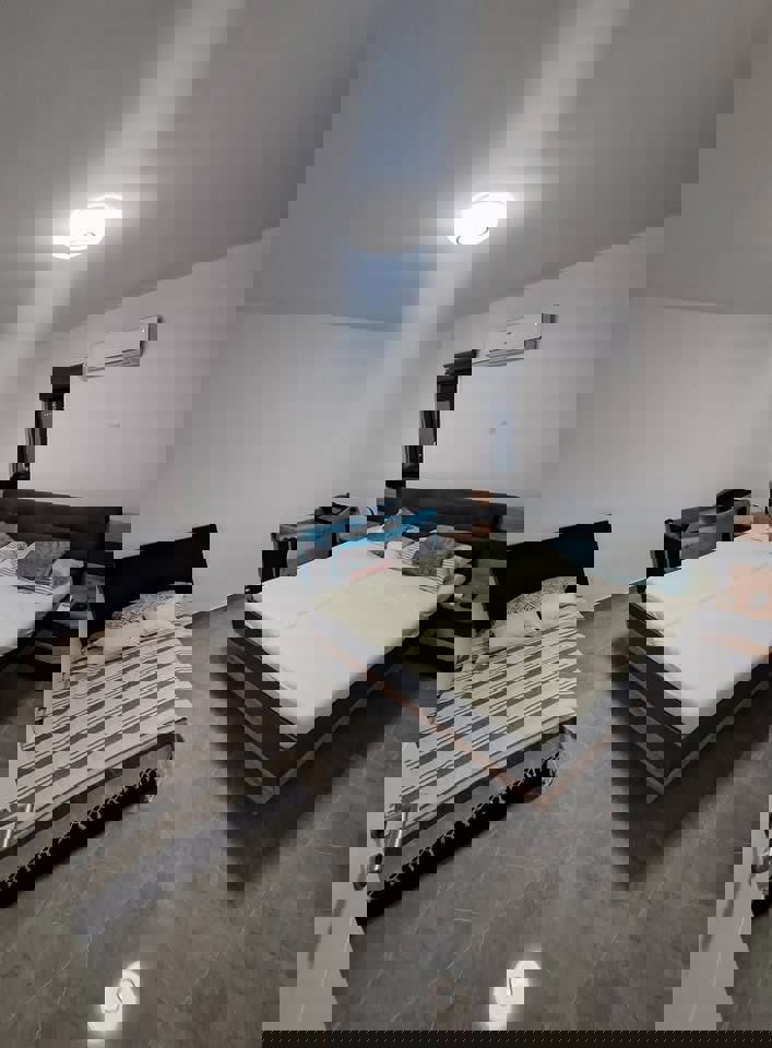 Piscina con ampio giardino: la perfezione negli appartamenti Nin