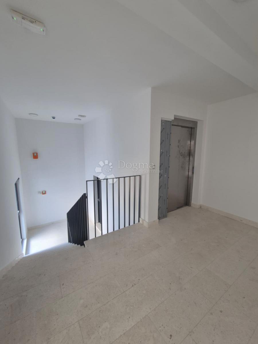 Attico di lusso con Jacuzzi, vista mare e due posti auto in garage – Terzo piano (Mavarčica)