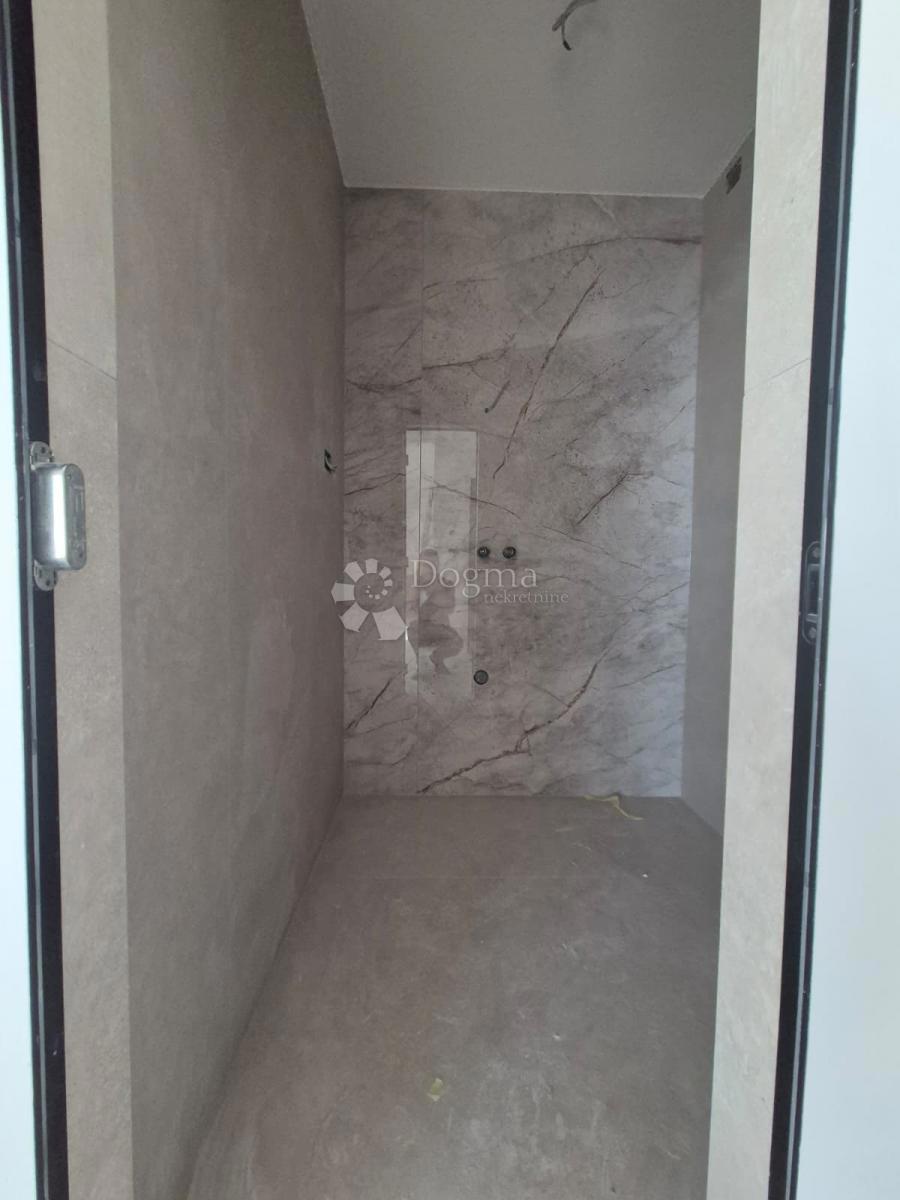 Attico di lusso con Jacuzzi, vista mare e due posti auto in garage – Terzo piano (Mavarčica)