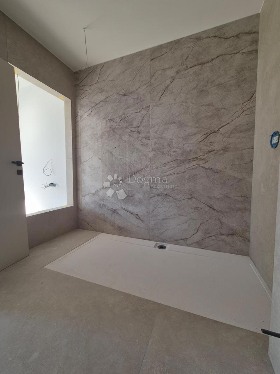 Attico di lusso con Jacuzzi, vista mare e due posti auto in garage – Terzo piano (Mavarčica)