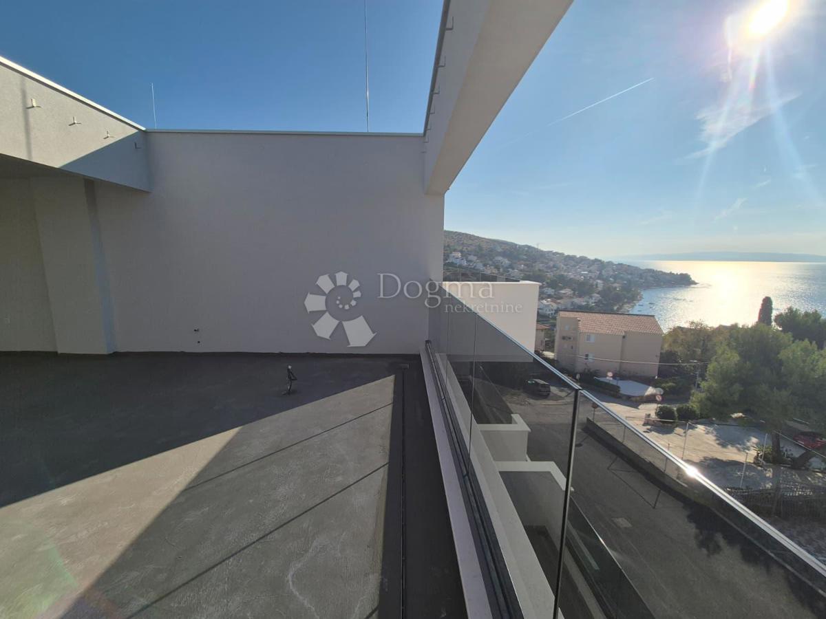 Attico di lusso con Jacuzzi, vista mare e due posti auto in garage – Terzo piano (Mavarčica)