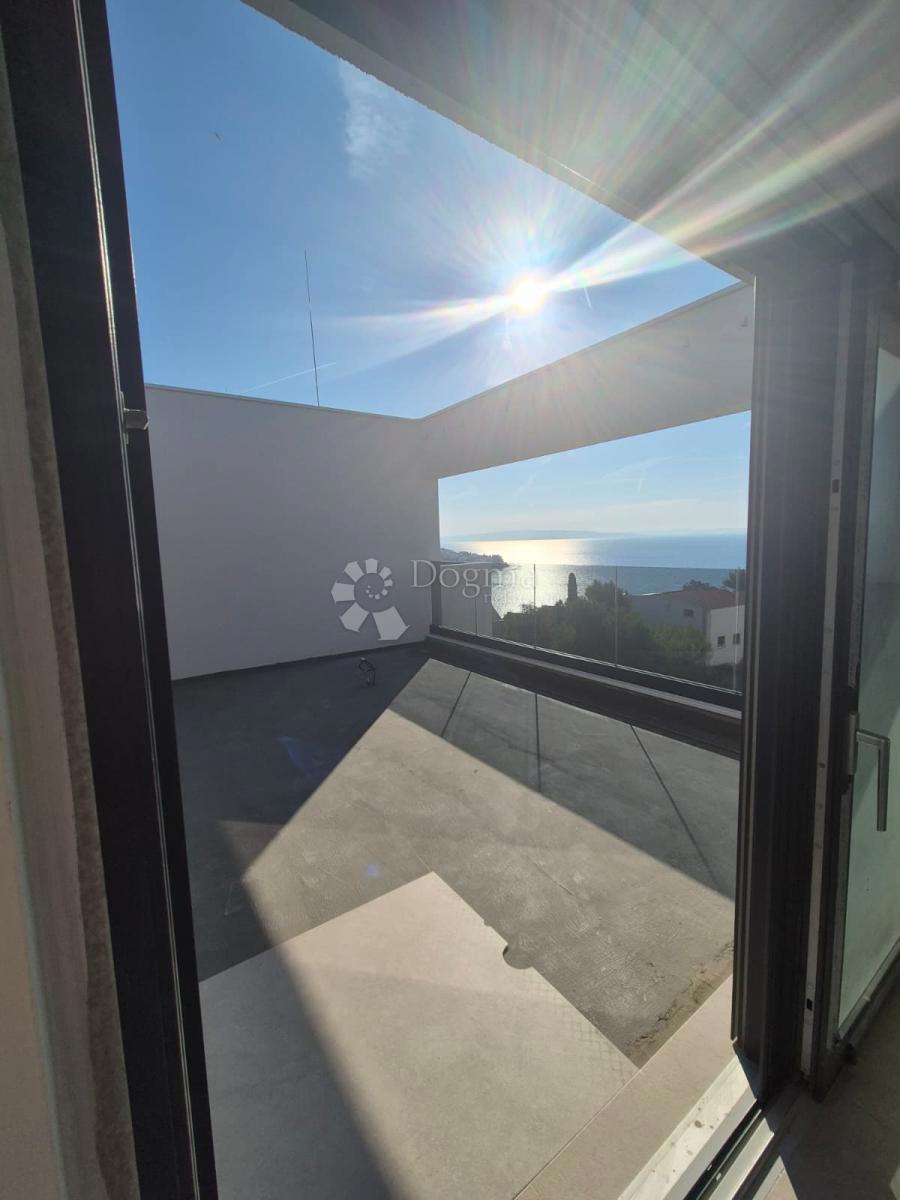 Attico di lusso con Jacuzzi, vista mare e due posti auto in garage – Terzo piano (Mavarčica)