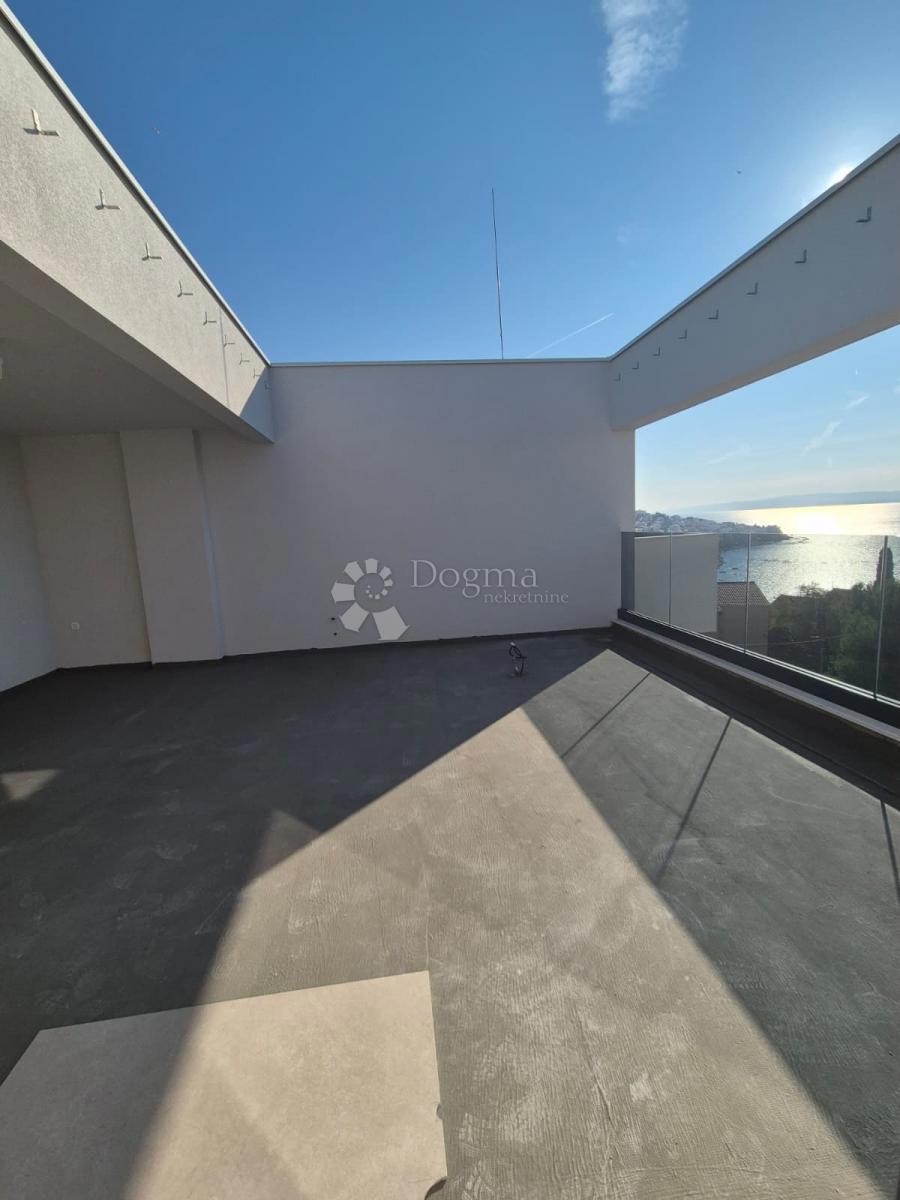 Attico di lusso con Jacuzzi, vista mare e due posti auto in garage – Terzo piano (Mavarčica)