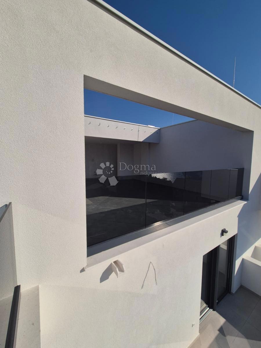 Attico di lusso con Jacuzzi, vista mare e due posti auto in garage – Terzo piano (Mavarčica)