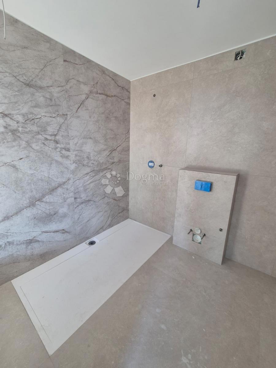 Attico di lusso con Jacuzzi, vista mare e due posti auto in garage – Terzo piano (Mavarčica)