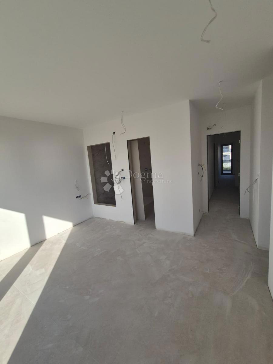 Attico di lusso con Jacuzzi, vista mare e due posti auto in garage – Terzo piano (Mavarčica)