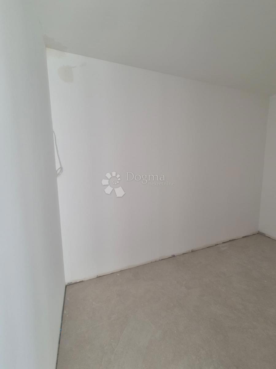 Attico di lusso con Jacuzzi, vista mare e due posti auto in garage – Terzo piano (Mavarčica)