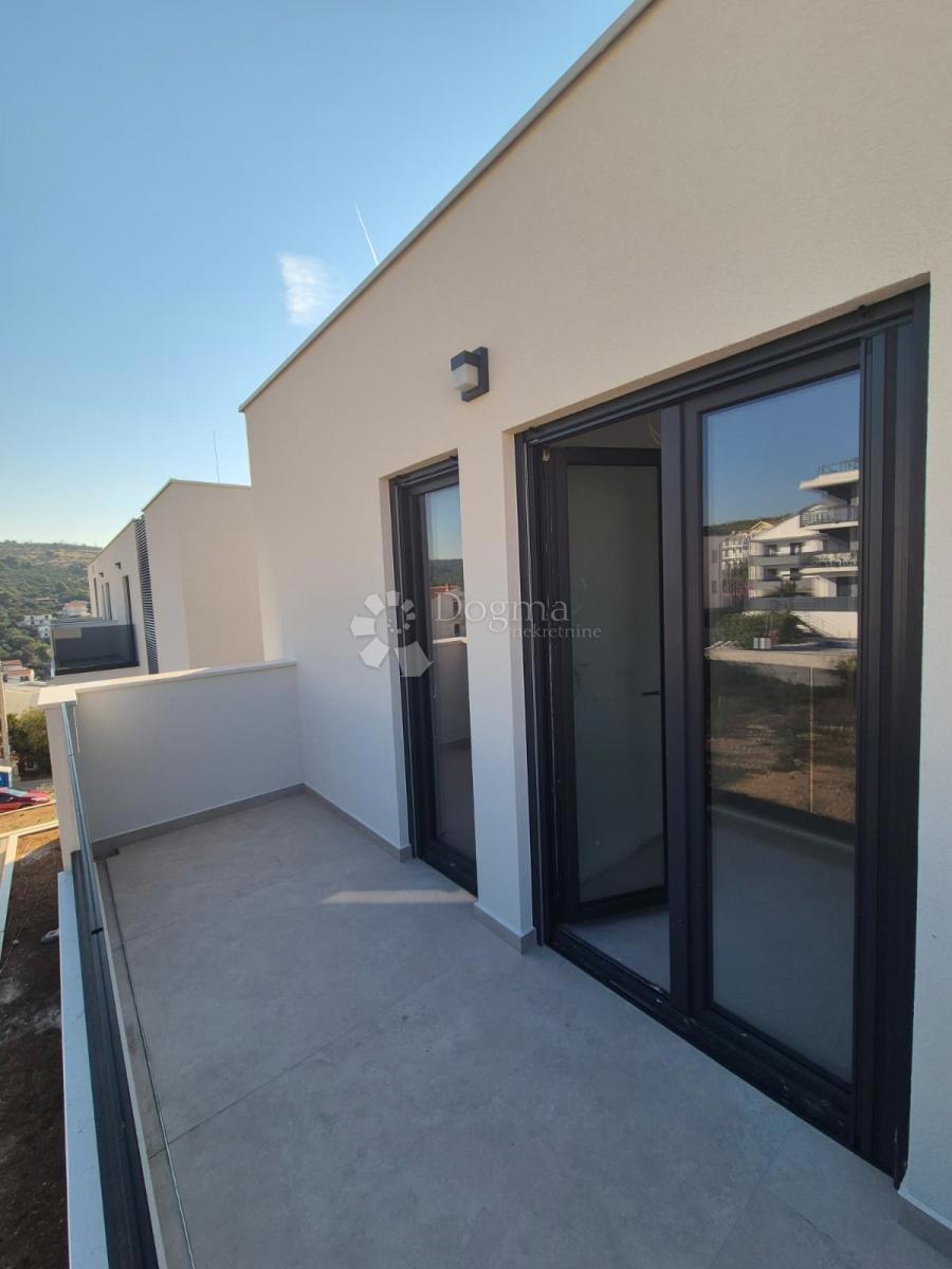 Attico di lusso con Jacuzzi, vista mare e due posti auto in garage – Terzo piano (Mavarčica)