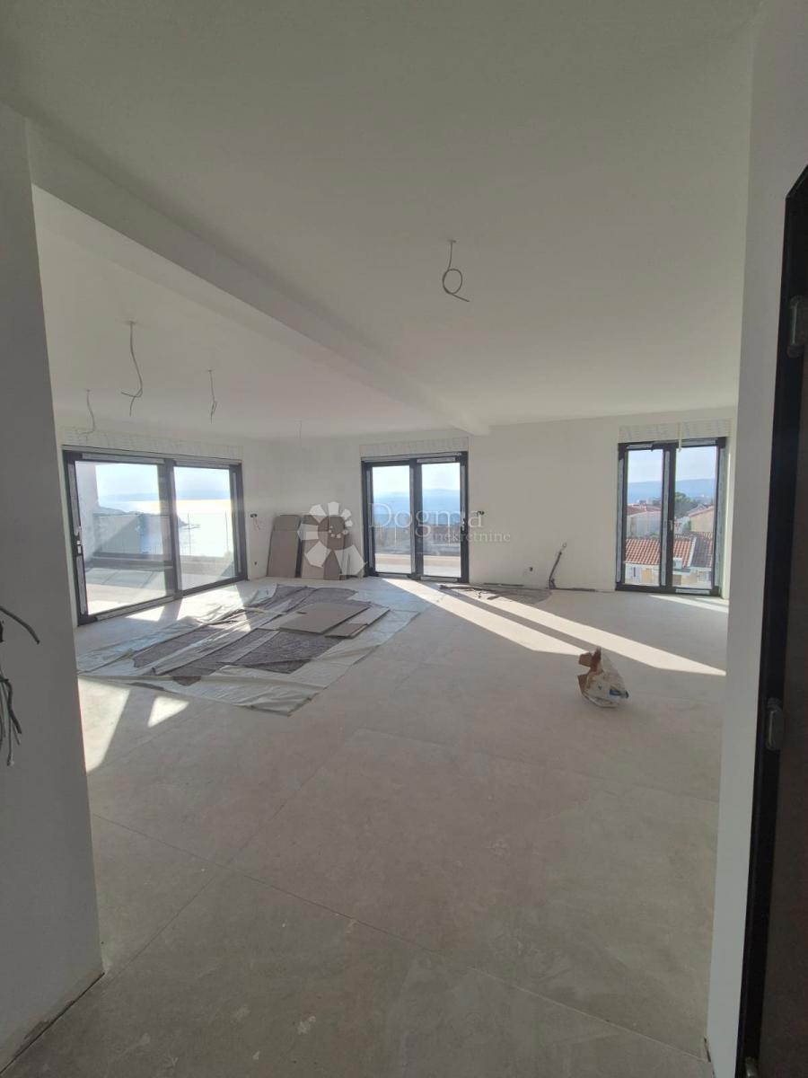 Attico di lusso con Jacuzzi, vista mare e due posti auto in garage – Terzo piano (Mavarčica)