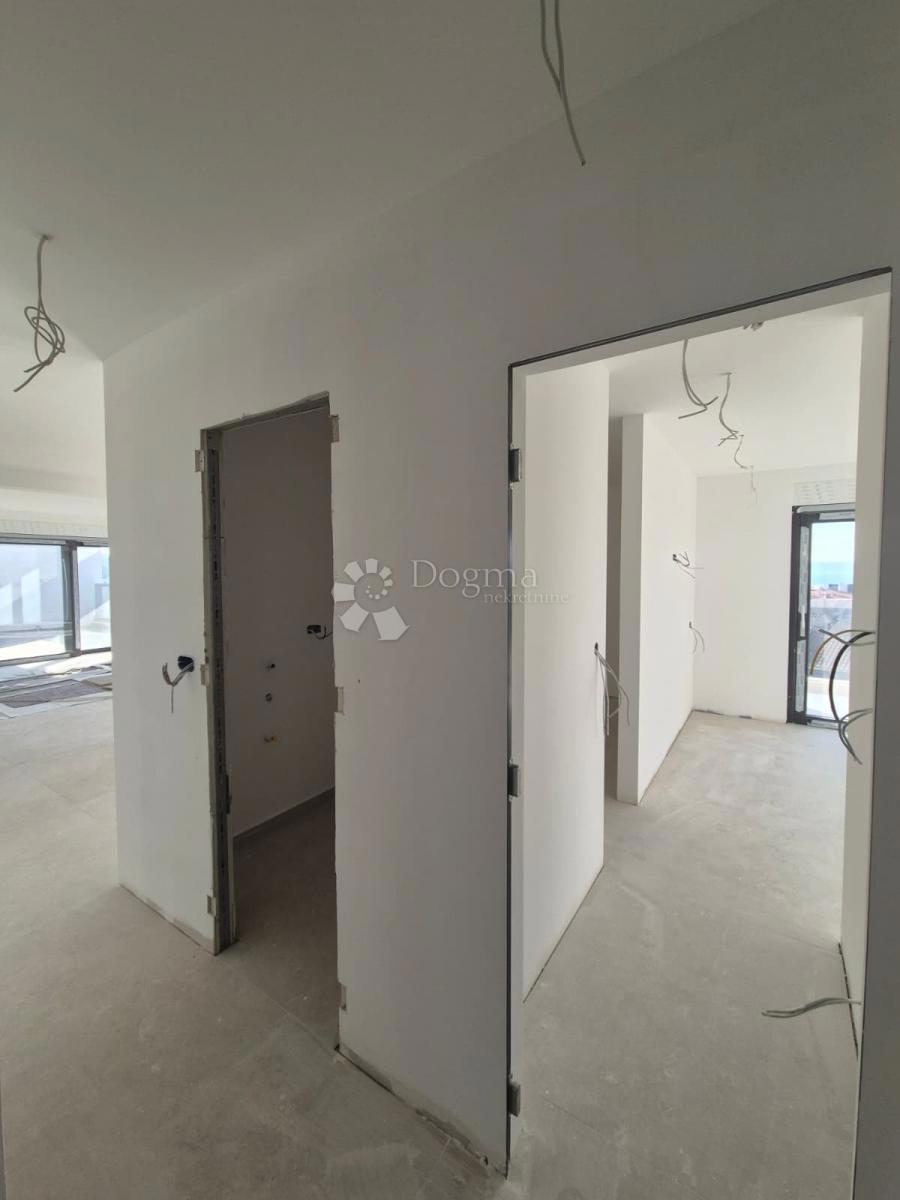 Attico di lusso con Jacuzzi, vista mare e due posti auto in garage – Terzo piano (Mavarčica)