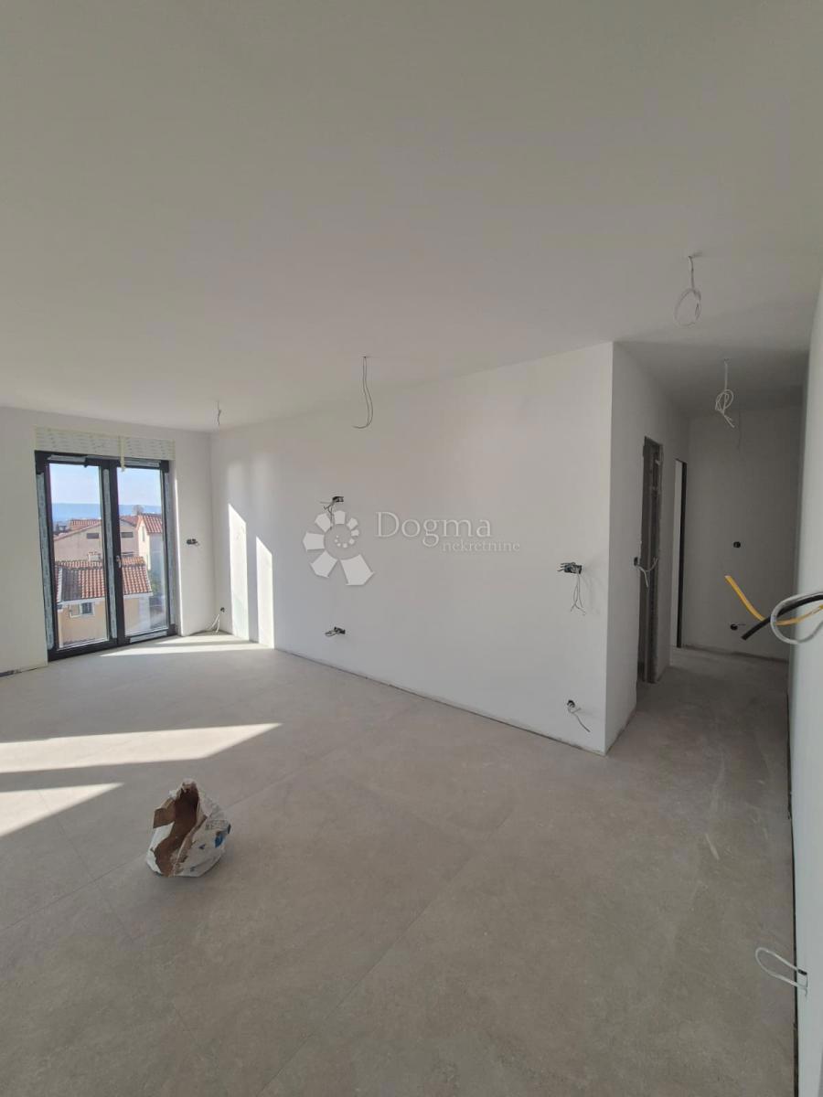 Attico di lusso con Jacuzzi, vista mare e due posti auto in garage – Terzo piano (Mavarčica)