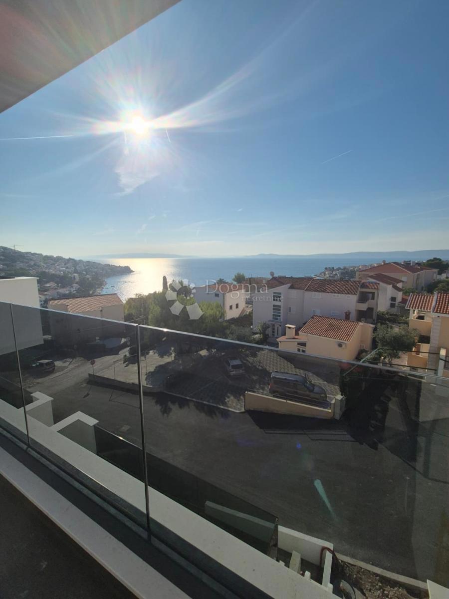 Attico di lusso con Jacuzzi, vista mare e due posti auto in garage – Terzo piano (Mavarčica)