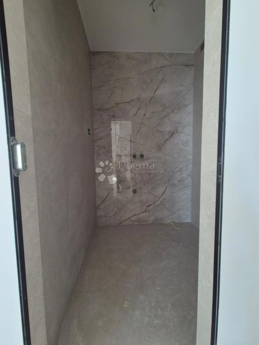 Attico di lusso con Jacuzzi, vista mare e due posti auto in garage – Terzo piano (Mavarčica)