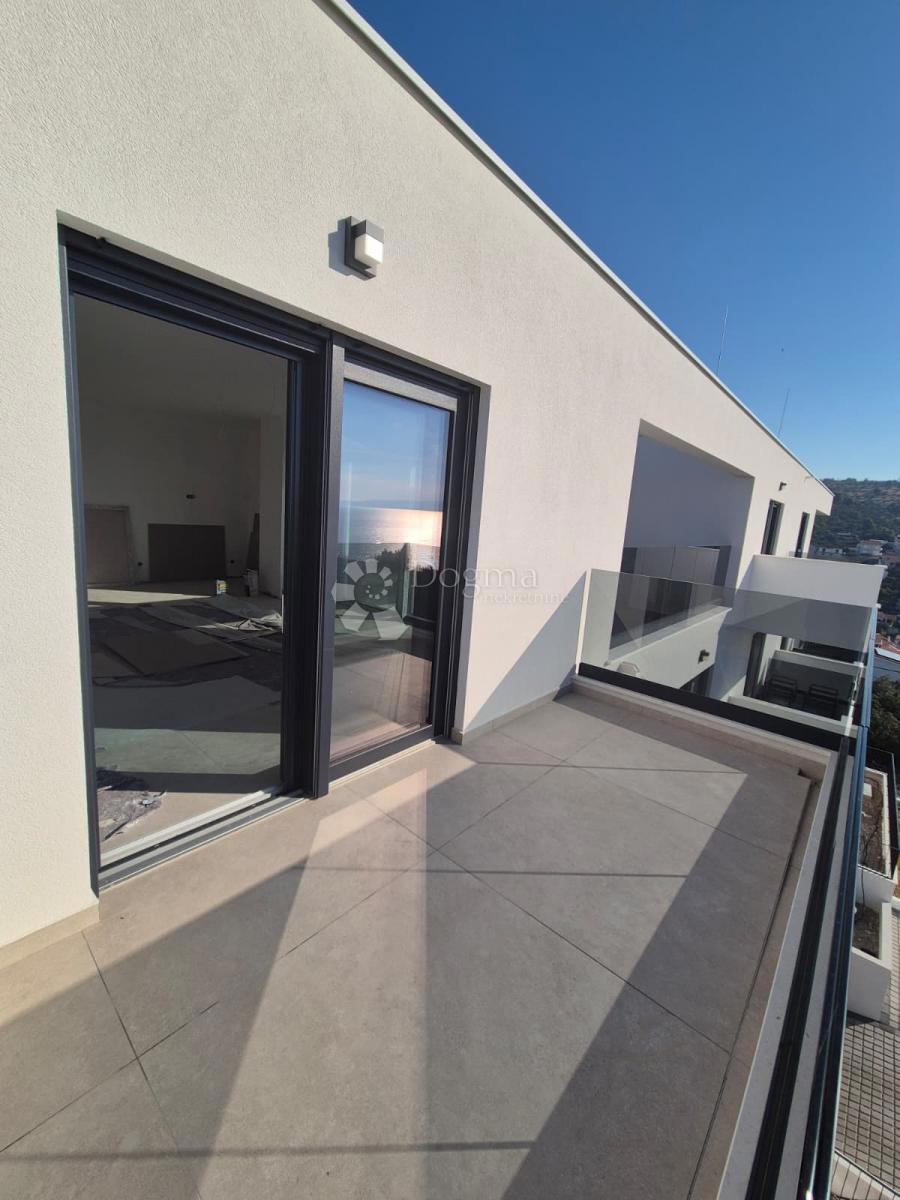 Attico di lusso con Jacuzzi, vista mare e due posti auto in garage – Terzo piano (Mavarčica)