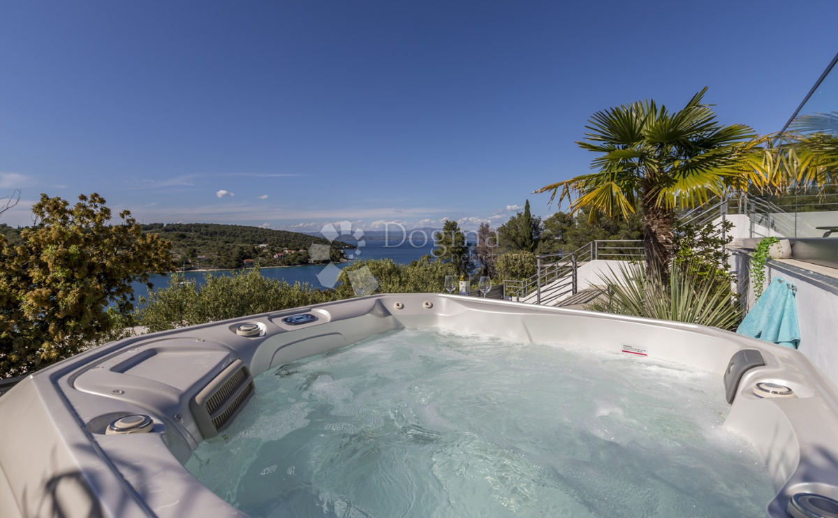 Villa di lusso sull'isola di Šolta con piscina riscaldata, jacuzzi e vista panoramica