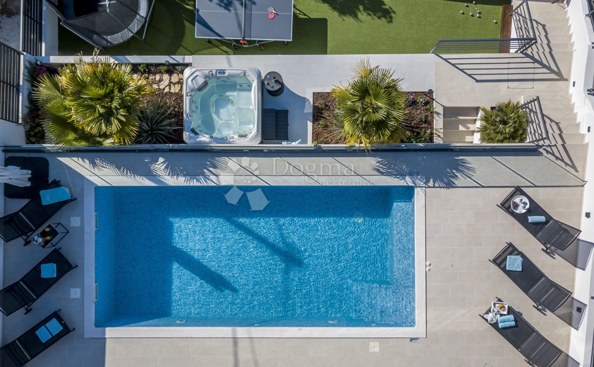 Villa di lusso sull'isola di Šolta con piscina riscaldata, jacuzzi e vista panoramica