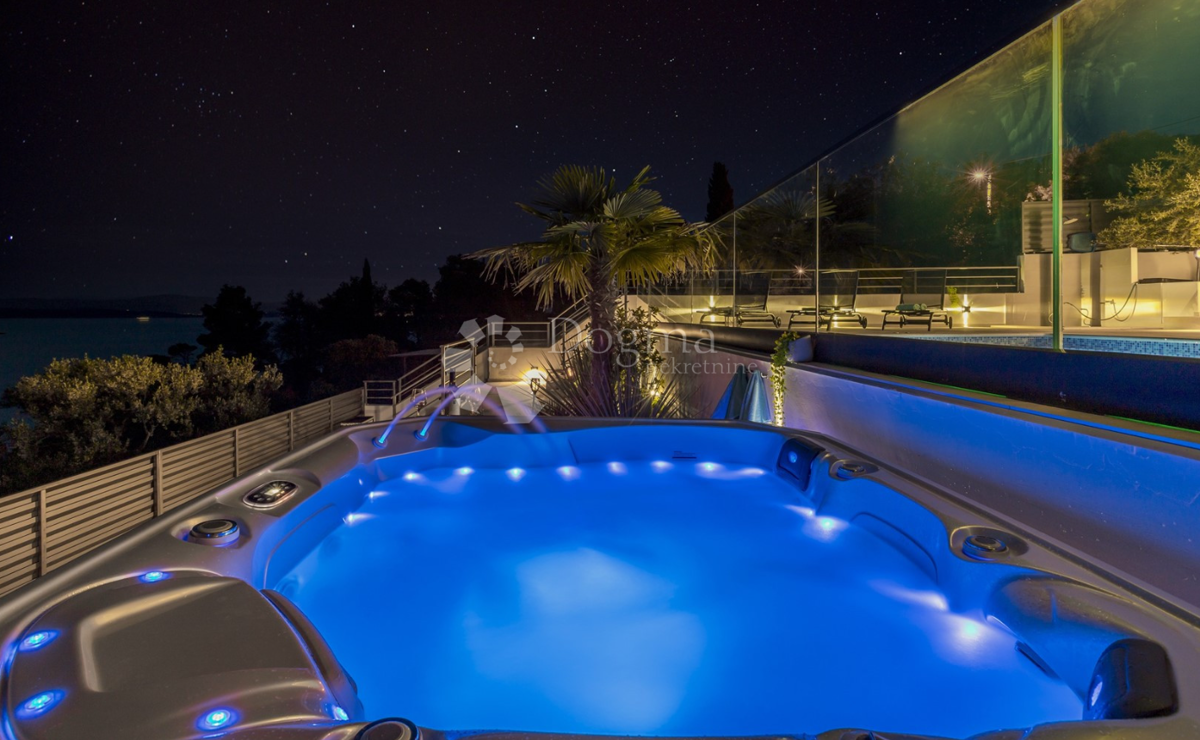 Villa di lusso sull'isola di Šolta con piscina riscaldata, jacuzzi e vista panoramica