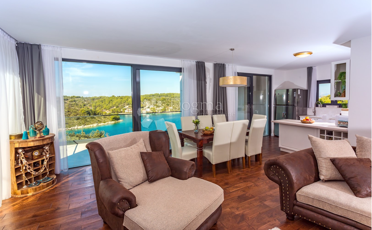 Villa di lusso sull'isola di Šolta con piscina riscaldata, jacuzzi e vista panoramica