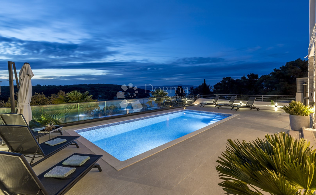 Villa di lusso sull'isola di Šolta con piscina riscaldata, jacuzzi e vista panoramica
