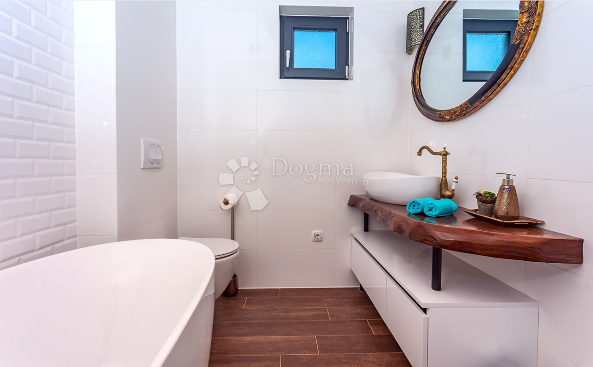 Villa di lusso sull'isola di Šolta con piscina riscaldata, jacuzzi e vista panoramica