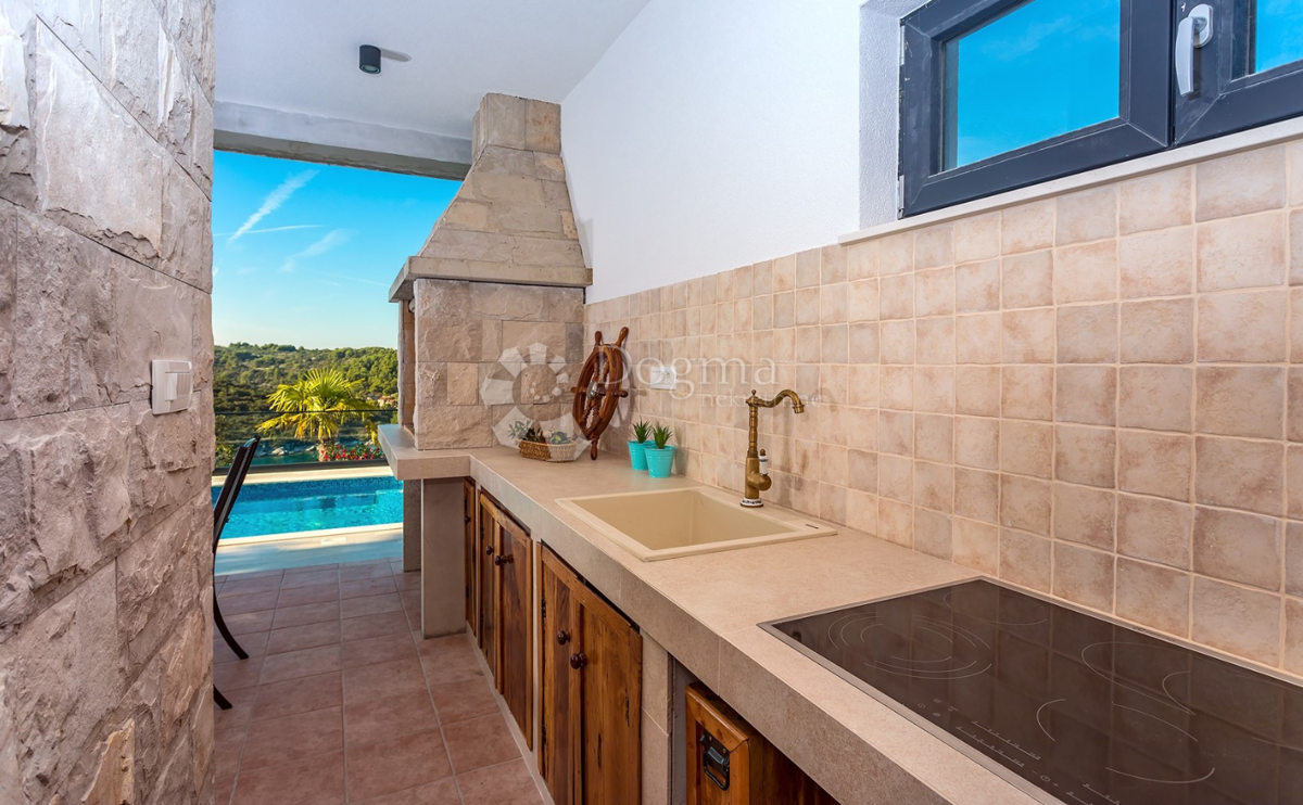 Villa di lusso sull'isola di Šolta con piscina riscaldata, jacuzzi e vista panoramica