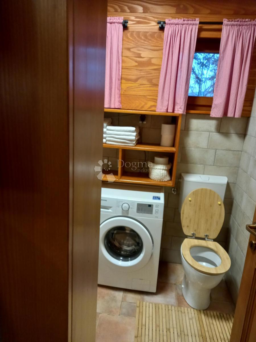 Autentica casa in legno con ampio terreno e centro benessere