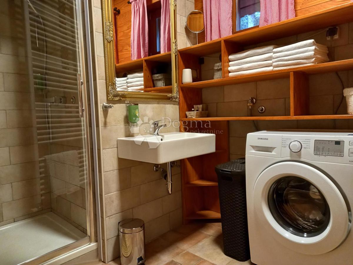 Autentica casa in legno con ampio terreno e centro benessere