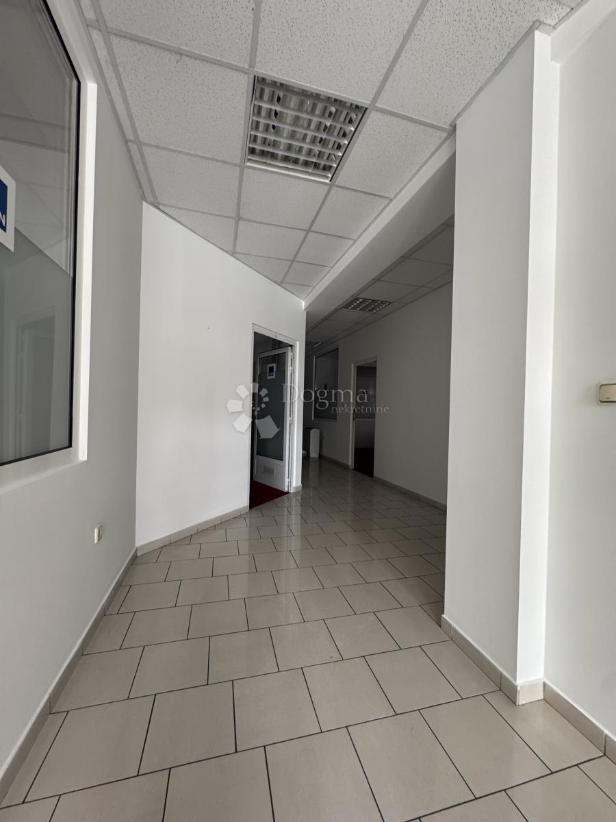 Locale commerciale Škurinje, Rijeka, 325m2
