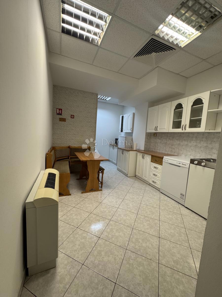 Locale commerciale Škurinje, Rijeka, 325m2