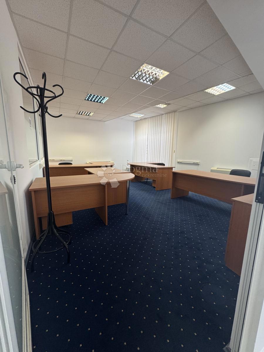 Locale commerciale Škurinje, Rijeka, 325m2