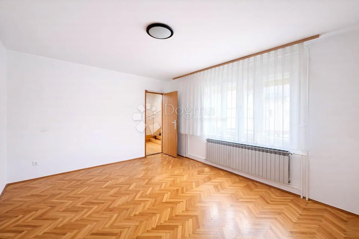 Casa Sesvetska sela, Sesvete, 200m2