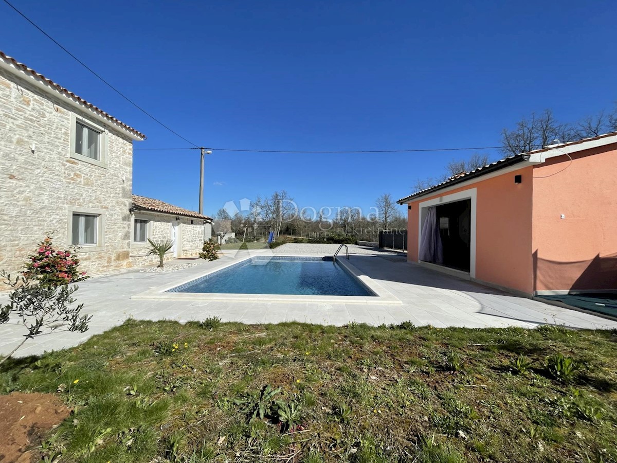 2 VILLE RUSTICHE CON PISCINE E TERRENO EDIFICABILE