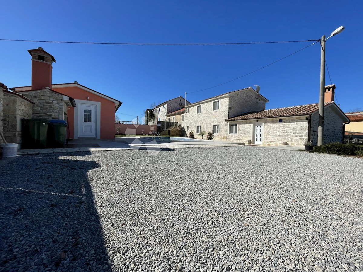 2 VILLE RUSTICHE CON PISCINE E TERRENO EDIFICABILE